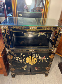 Asiatisch inspirierter Lackschrank/ Vitrinenschrank
