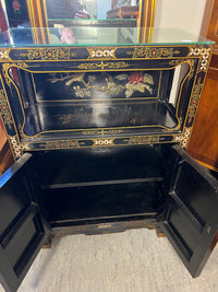 Asiatisch inspirierter Lackschrank/ Vitrinenschrank