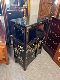 Asiatisch inspirierter Lackschrank/ Vitrinenschrank