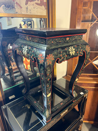 Asiatisch inspirierter Beistelltisch