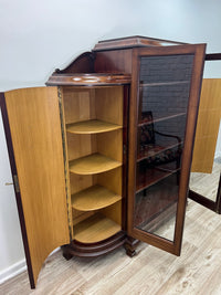 Vitrinenschrank