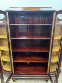 Vitrinenschrank