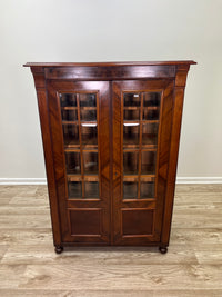 Vitrinenschrank