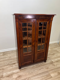 Vitrinenschrank