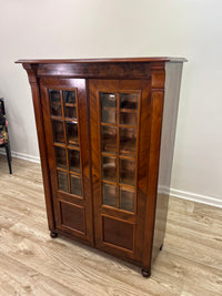 Vitrinenschrank