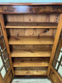 Vitrinenschrank