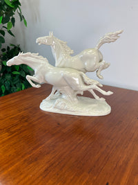 Zwei galoppierenden Pferde Porzellanfigur