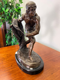 Bronzestatue Fischer by „Bronze Garanti Paris“ „JB Déposé“.