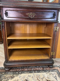 Vitrinenschrank