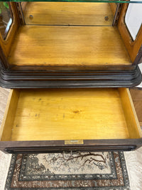 Vitrinenschrank
