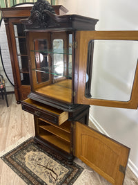 Vitrinenschrank