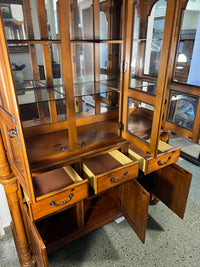 Vitrinenschrank