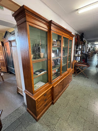 Vitrinenschrank