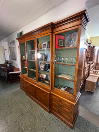 Vitrinenschrank