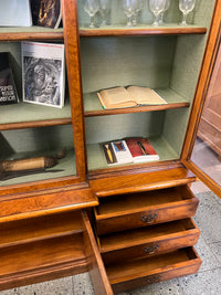 Vitrinenschrank