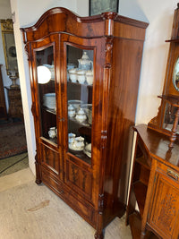 Vitrinenschrank
