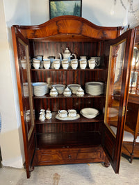 Vitrinenschrank
