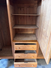 Kleiderschrank