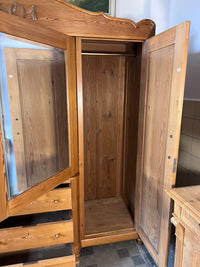 Kleiderschrank