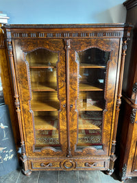 Vitrinenschrank