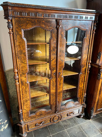 Vitrinenschrank