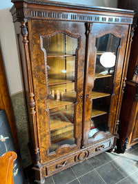 Vitrinenschrank
