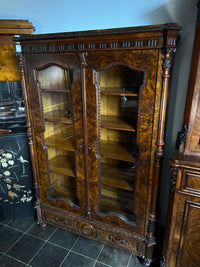 Vitrinenschrank