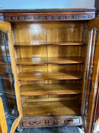 Vitrinenschrank