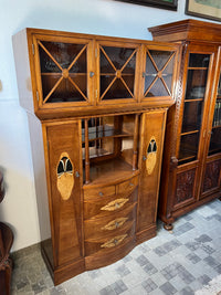 Vitrinenschrank