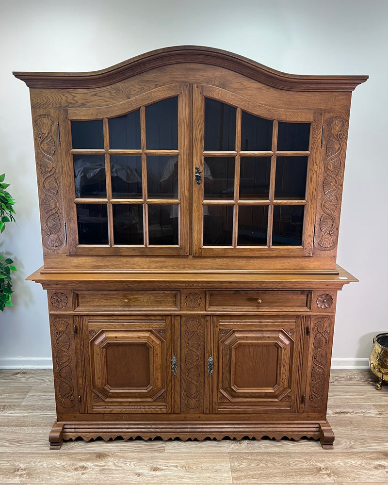 Großer Aufsatzbuffetschrank, aufwendig geschnitzt