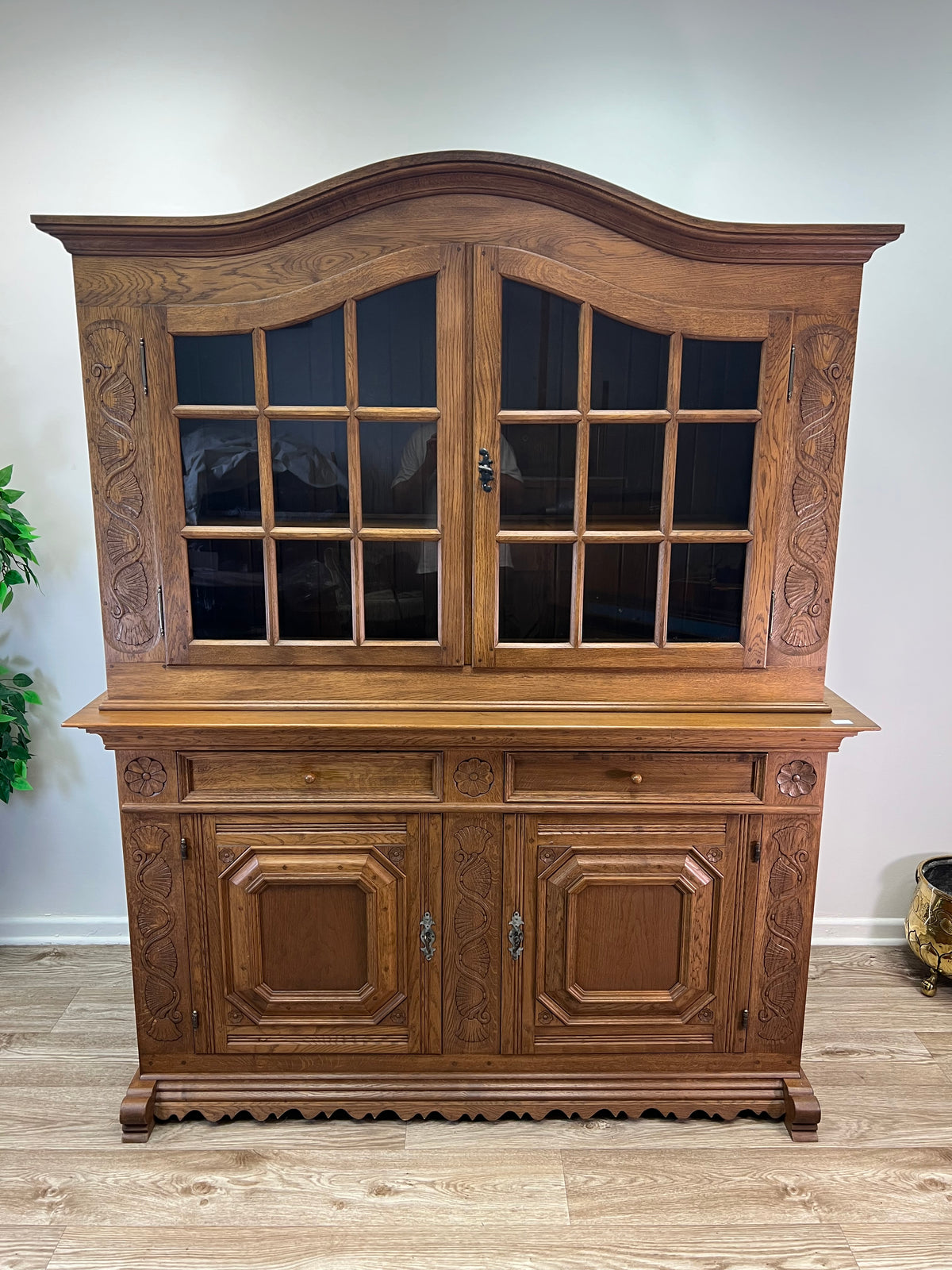 Großer Aufsatzbuffetschrank, aufwendig geschnitzt