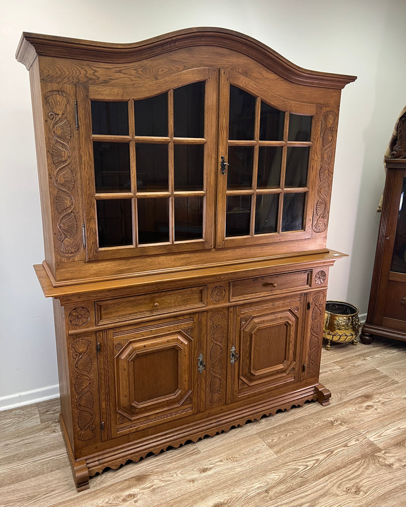 Großer Aufsatzbuffetschrank, aufwendig geschnitzt