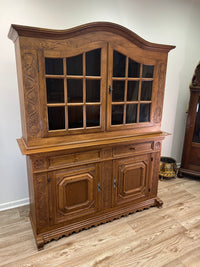 Großer Aufsatzbuffetschrank, aufwendig geschnitzt