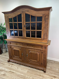Großer Aufsatzbuffetschrank, aufwendig geschnitzt