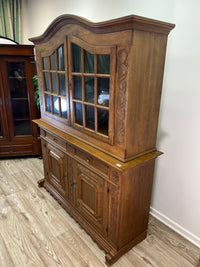 Großer Aufsatzbuffetschrank, aufwendig geschnitzt