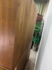 Großer Aufsatzbuffetschrank, aufwendig geschnitzt