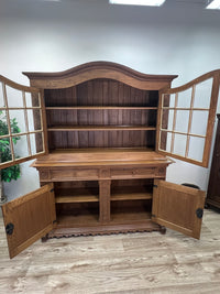 Großer Aufsatzbuffetschrank, aufwendig geschnitzt