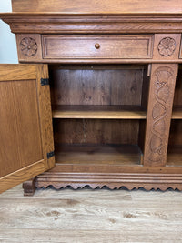 Großer Aufsatzbuffetschrank, aufwendig geschnitzt