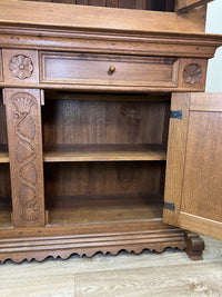 Großer Aufsatzbuffetschrank, aufwendig geschnitzt