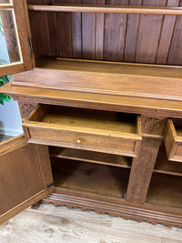 Großer Aufsatzbuffetschrank, aufwendig geschnitzt