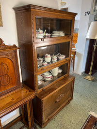 Vitrinenschrank
