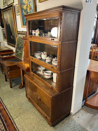 Vitrinenschrank