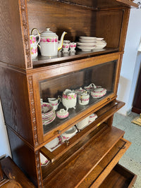 Vitrinenschrank