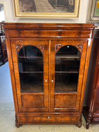 Vitrinenschrank mit Geheimfach