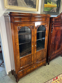 Vitrinenschrank mit Geheimfach