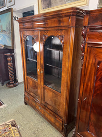 Vitrinenschrank mit Geheimfach