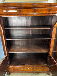 Vitrinenschrank mit Geheimfach