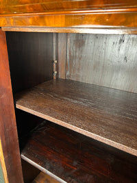 Vitrinenschrank mit Geheimfach