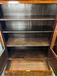 Vitrinenschrank mit Geheimfach