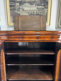 Vitrinenschrank mit Geheimfach